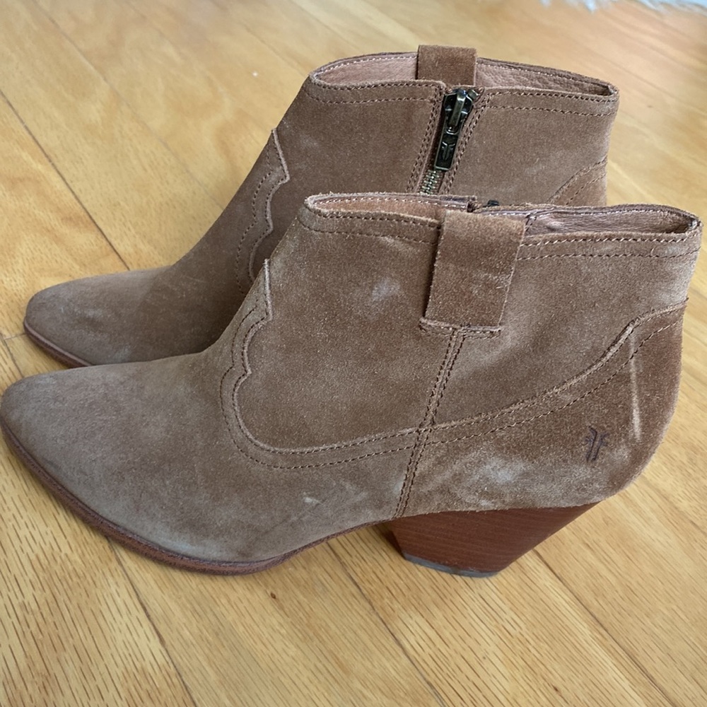 Frye Cognac Brown Reina Suede
Ankle Boots Block Heel size 8